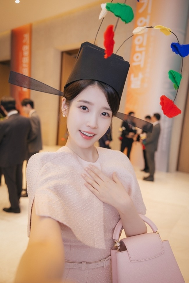 ’21세기 대군부인’ 아이유·변우석, 다정한 현장 비하인드 컷 대거 방출