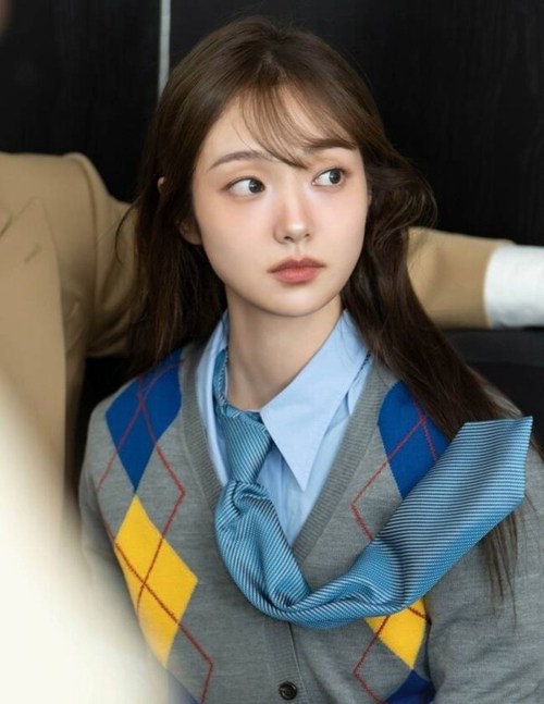 ‘최애의 사원’ 김혜준, 사무실 화보서 ‘긱시크’ 변신