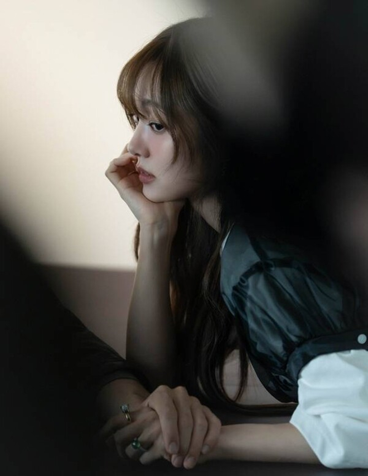 ‘최애의 사원’ 김혜준, 사무실 화보서 ‘긱시크’ 변신