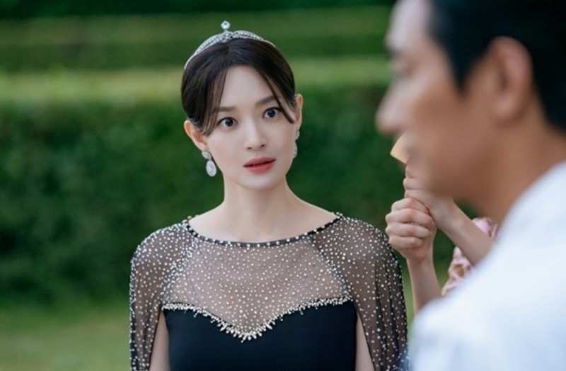 정원에서 마주 선 나비에와 라스타